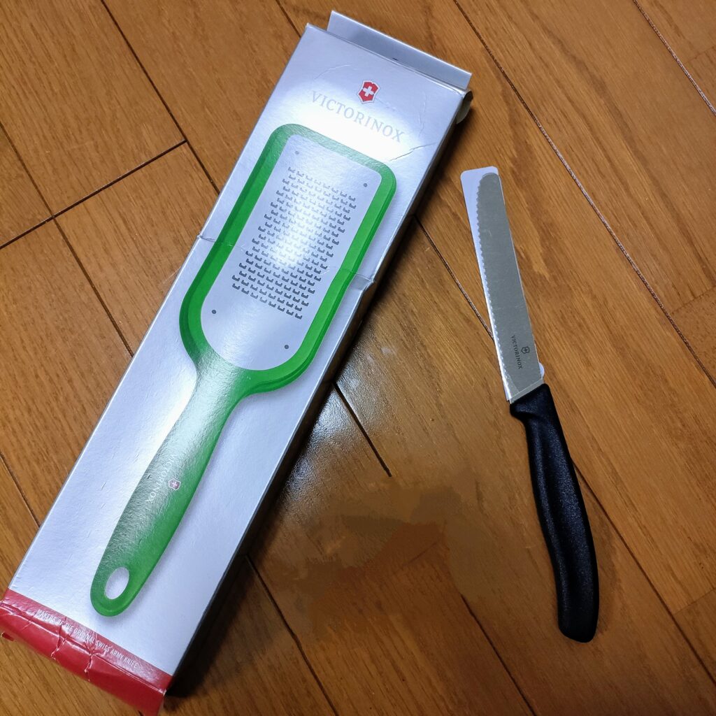 VICTRINOXのスイスクラシック トマト&テーブルナイフとグレーター(細目)