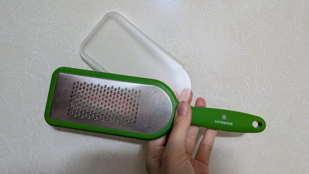 VICTRINOXのグレーター（細目）とそのカバーを持つ写真。