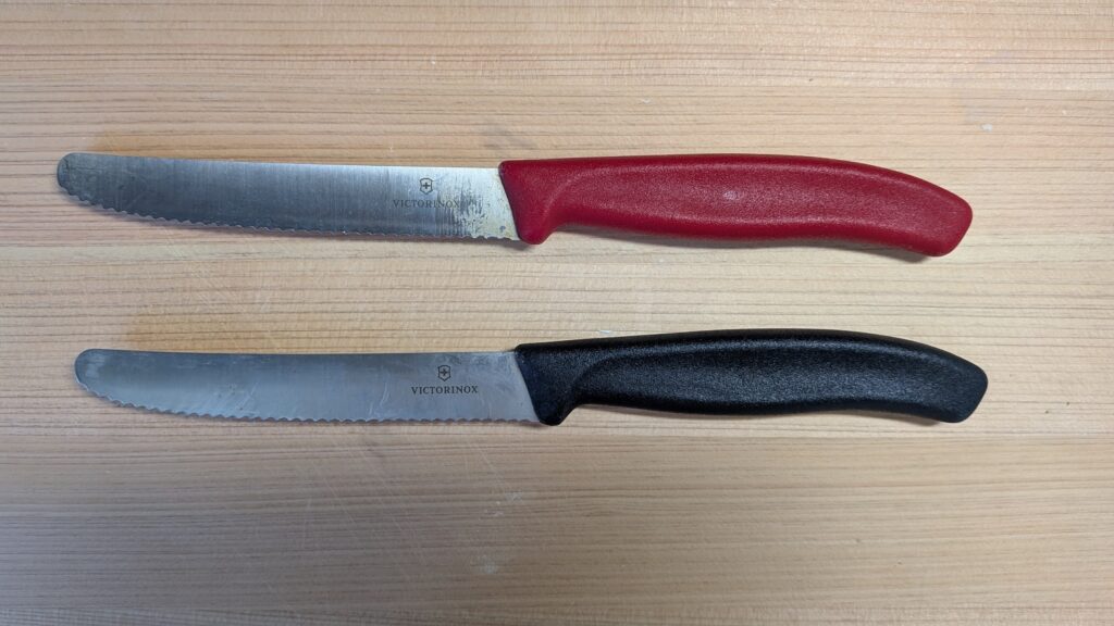 VICTORINOX(ビクトリノックス)スイスクラシック トマト&テーブルナイフ2本を並べた写真。上が赤、下が黒。