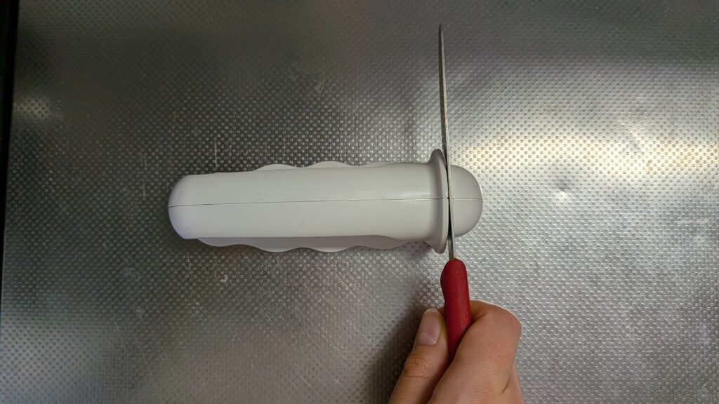 波刃専用砥石とVICTORINOXナイフ。研いでいる手元の写真。