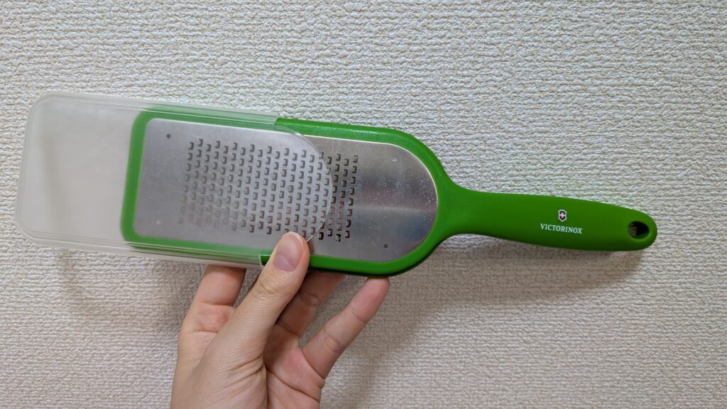 ケース付きのVICTORINOXキッチングレーター(細目)の全体写真