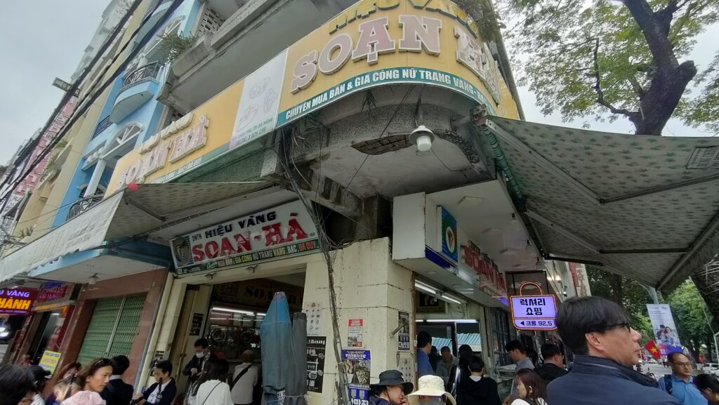 Hiệu Vàng Soạn Hàの外観。たくさんの人が並んでいる。