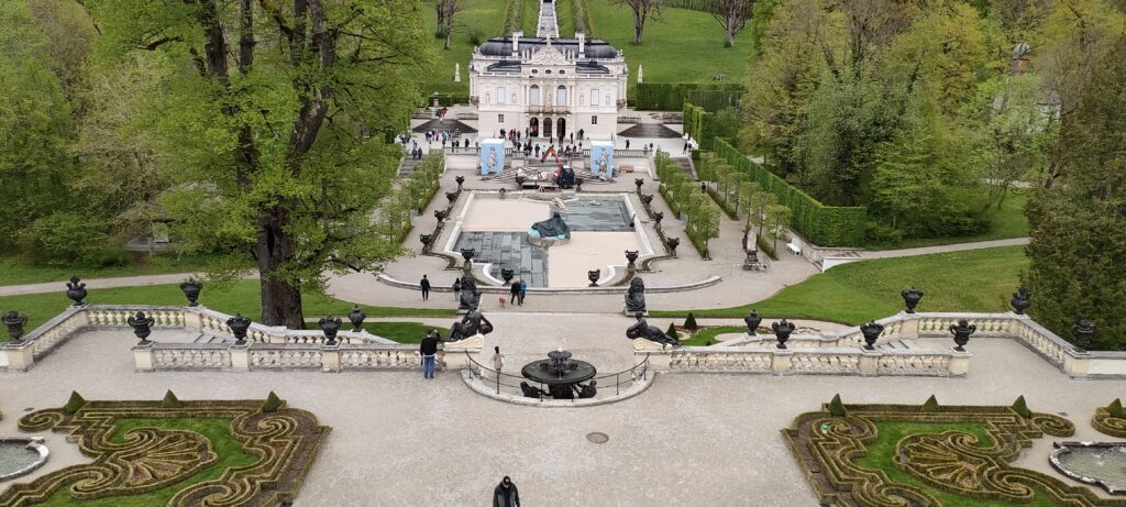 ミュンヘン発日帰りツアーで訪れたリンダーホーフ城の外観と庭園の遠景
