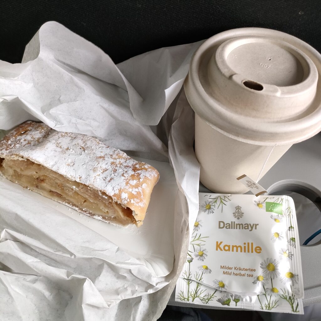 ノイシュバンシュタイン城日帰りツアーのバス車内で食べたオーバーアマガウのアップルパイと紅茶