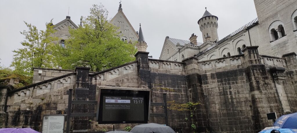 ノイシュバンシュタイン城の時間指定チケットで入場待ちをするツアー参加者の様子