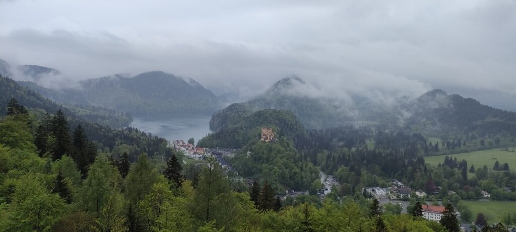 ノイシュバンシュタイン城バルコニーから見下ろすシュヴァンガウ村とアルプ湖の景色