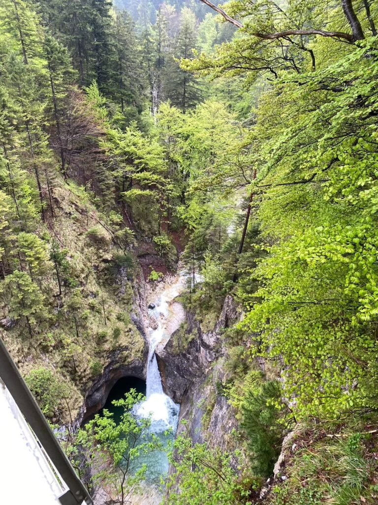 マリエン橋から見下ろした深い渓谷とアルプスの自然