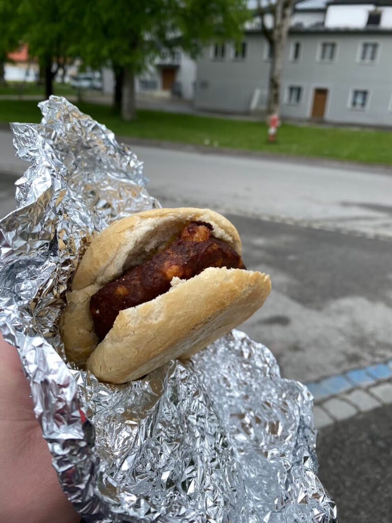 オーバーアマガウの精肉店で売られているソーセージサンド