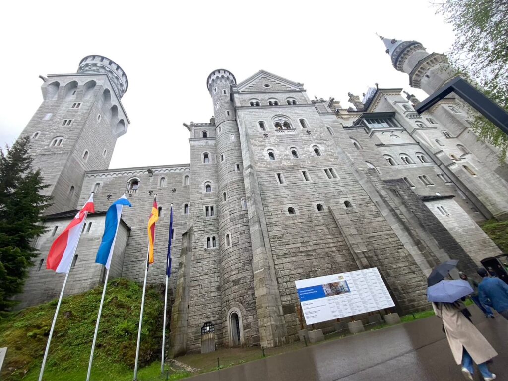 城のふもとから見上げたノイシュバンシュタイン城の迫力ある外観