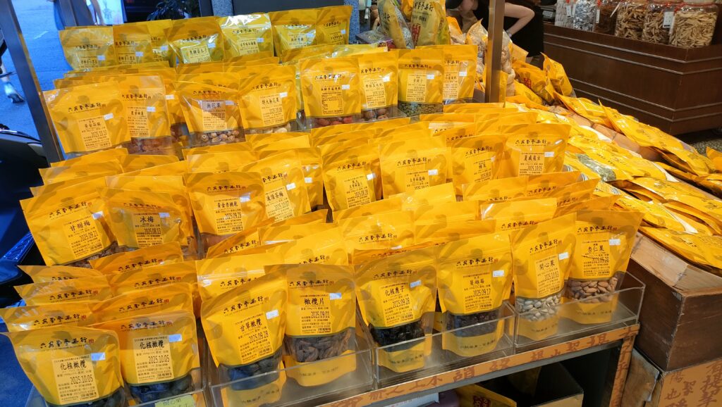 油化街にある老舗漢方薬局・六安堂參藥行の商品陳列棚
