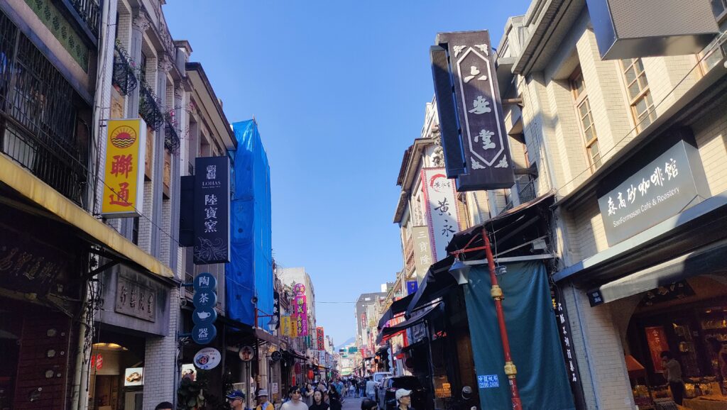 台北・油化街（迪化街）のレトロな街並みと漢方や乾物店が並ぶ通り
