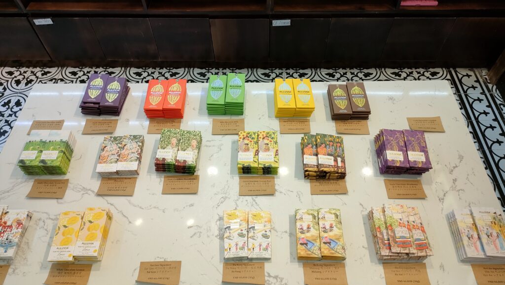 ALLUVIA（アルヴィア）のチョコレートラインナップ。南国やベトナムを感じさせる、ベトナム土産にピッタリのかわいらしいパッケージ。