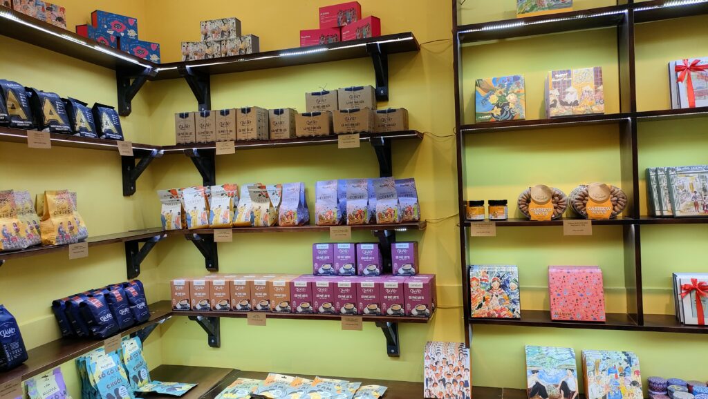 ダナンにあるALLUVIA（アルヴィア）チョコレートの店舗陳列棚。コーヒーの種類も豊富。