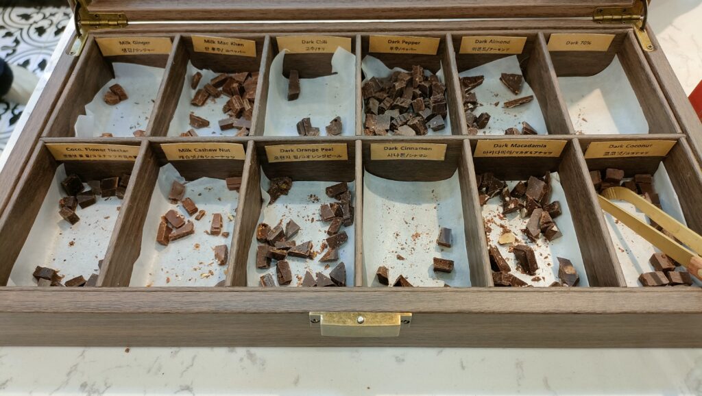 ALLUVIA（アルヴィア）のチョコレート試食コーナー｜ダークチョコレートやフレーバー違いを試食できる