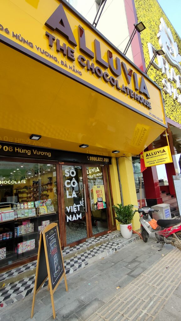 ダナンにあるALLUVIA（アルヴィア）チョコレートの店舗外観｜ハン市場近くのチョコレートショップ