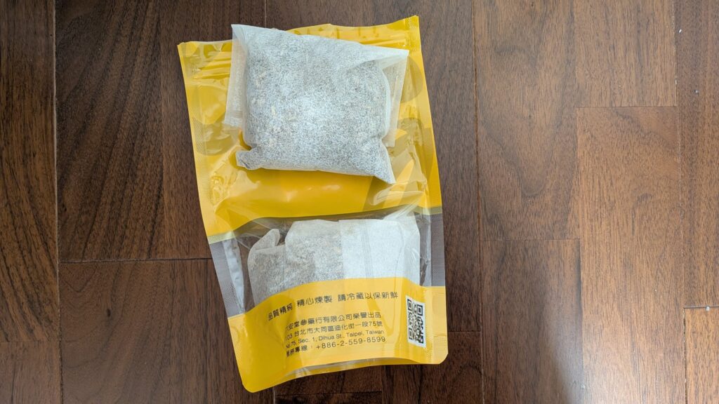 六安堂參藥行の漢方入浴剤の中身。薬草が詰まった薬浴パック
