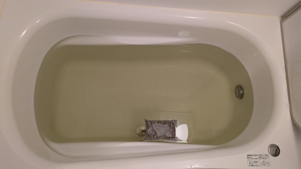 漢方入浴剤を入れた湯船。お湯がほんのり色づき温泉のような雰囲気
