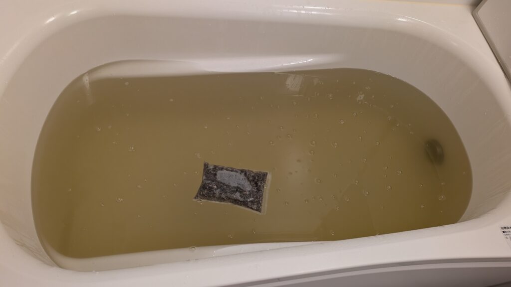 漢方入浴剤を入れた２日目の湯船。お湯の色づきが濃くなり、漢方成分が抽出されたことがわかる。