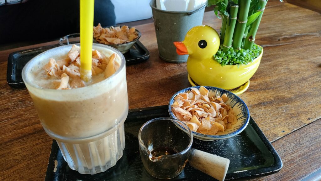 コーヒーを混ぜた後のSPECIAL COCONUT COFFEE