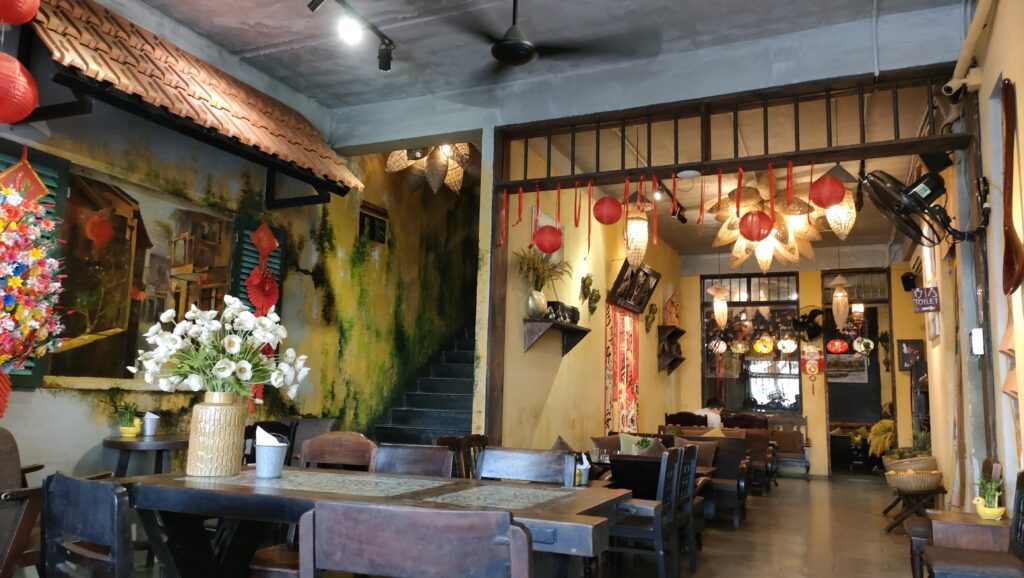 ホイアンをイメージした壁画とランタンが飾られた店内