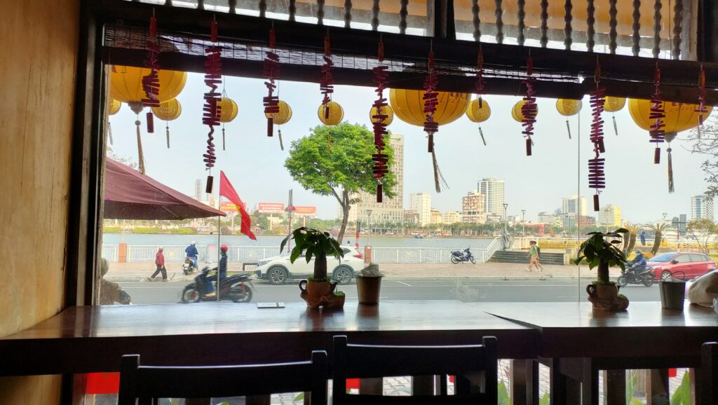 ハン川を眺められるÚt Tịch Caféの窓際席