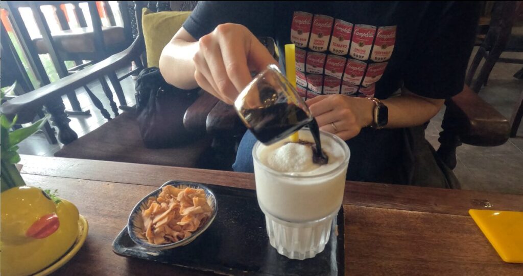 SPECIAL COCONUT COFFEEにベトナムコーヒーを注ぐ様子
