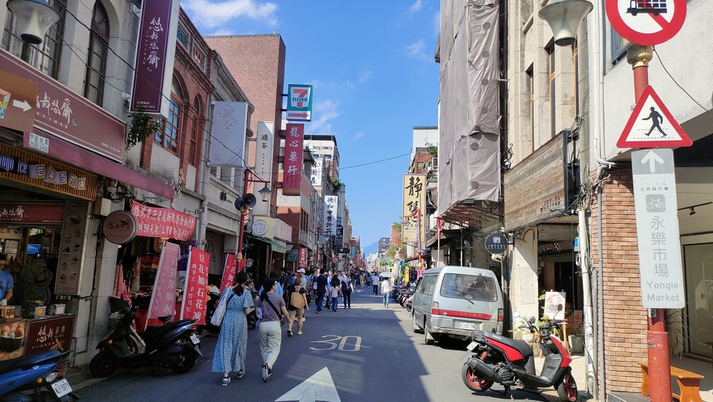 台北の街歩きを楽しむ女子旅の様子